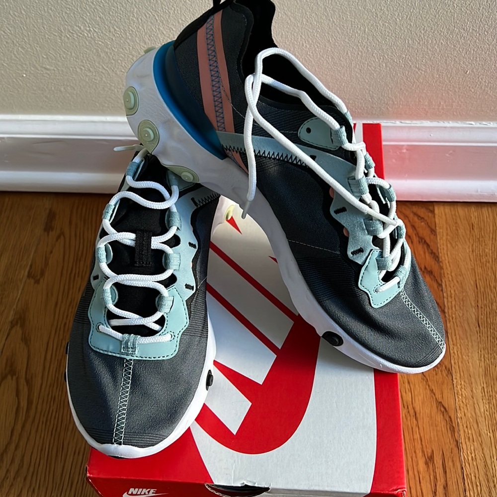 Men’s Nike React element 55 men’s size 8.5 or Women’s size 10